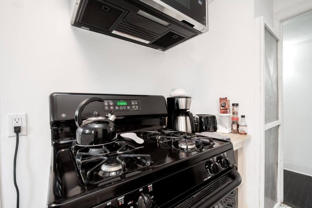 Trendy In Downtown - Near Montrose Daire